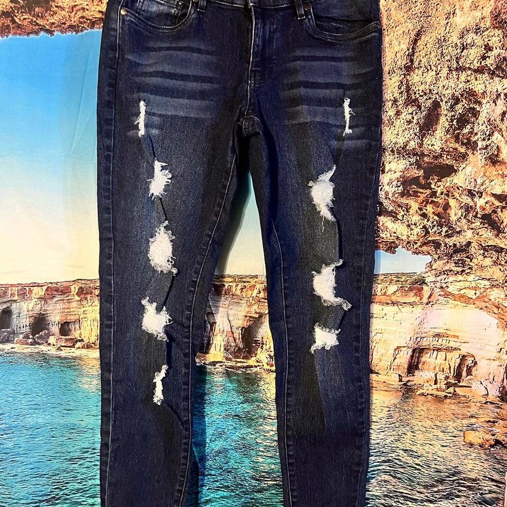 VENUS ripped skinny jeans in EXCELLENT condition. SZ 10